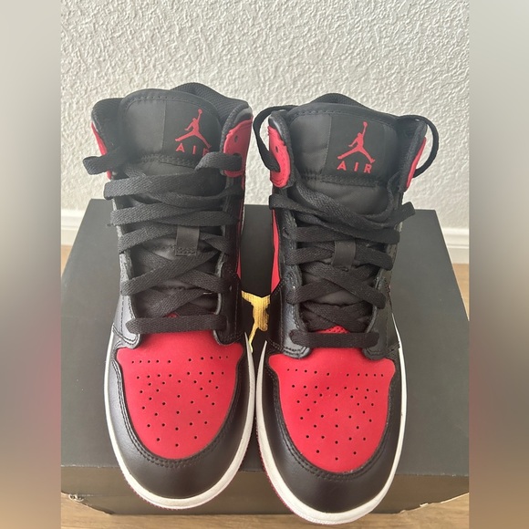 Air Jordan 1 Retro Mid GS ‘Gym Red’- Size 5.5Y - Excellent Used Condition - Picture 8 of 9